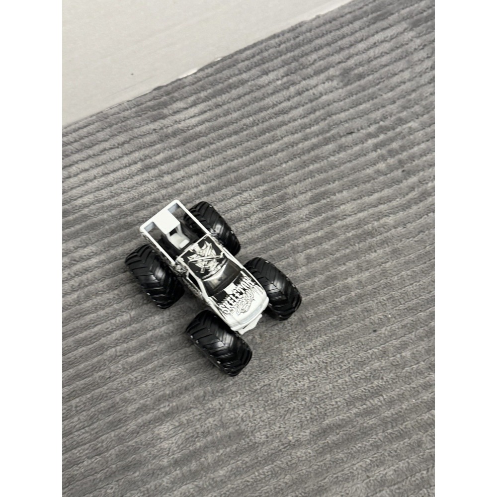 Hot Wheels Monster Trucks 1:64 Scale Skeleton Crew Diecast Monster Truck 2021